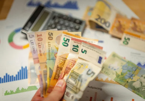 Euro atinge un nou maxim istoric, în plină debandadă politică