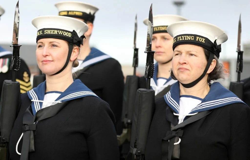 Marina britanică schimbă toate uniformele feminine din cauza a doi nasturi