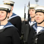 Marina britanică schimbă toate uniformele feminine din cauza a doi nasturi