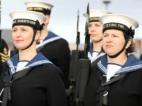 Marina britanică schimbă toate uniformele feminine din cauza a doi nasturi