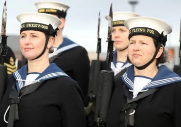 Marina britanică schimbă toate uniformele feminine din cauza a doi nasturi