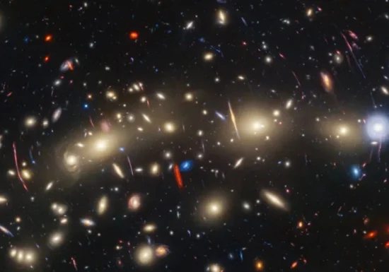Telescopul Webb a descoperit una dintre primele galaxii ale Universului
