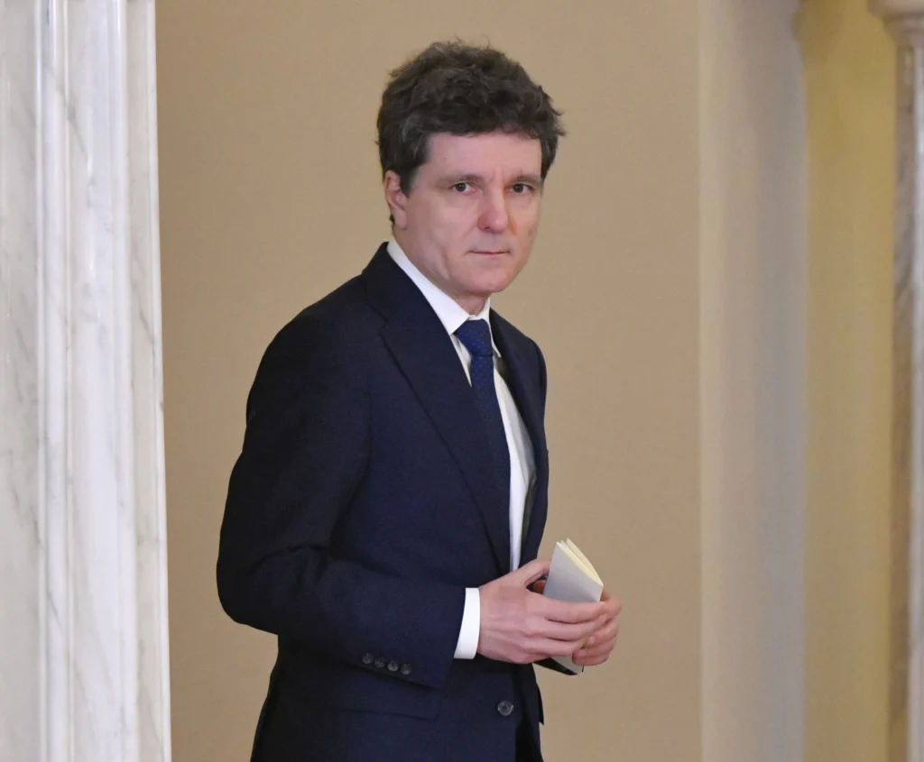 Paradoxul crizei politice: o situație care mulțumește pe toată lumea… deocamdată – Interviu video