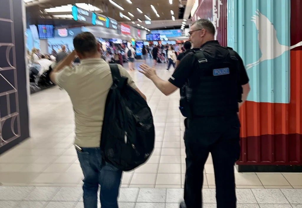 A pierdut avionul spre Bacău, după ce a furat ochelari de soare din duty free. Val de comentarii ironice despre români