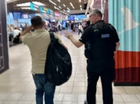 A pierdut avionul spre Bacău, după ce a furat ochelari de soare din duty free. Val de comentarii ironice despre români