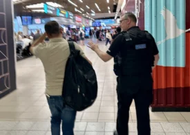A pierdut avionul spre Bacău, după ce a furat ochelari de soare din duty free. Val de comentarii ironice despre români