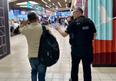 A pierdut avionul spre Bacău, după ce a furat ochelari de soare din duty free. Val de comentarii ironice despre români