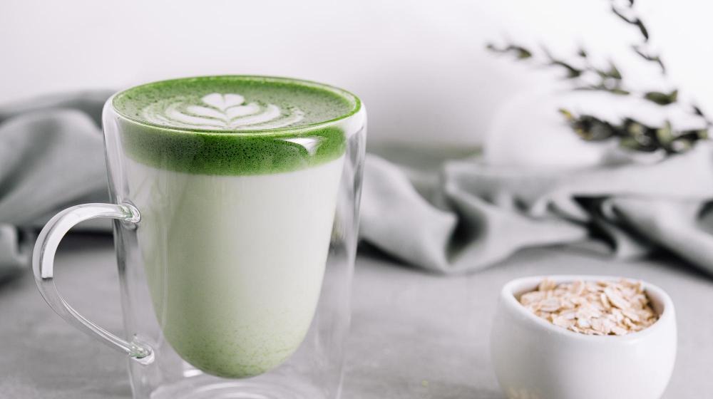 Matcha latte cu lapte vegetal – rețete pentru un gust rafinat
