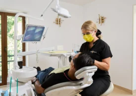 Te sperie gândul la stomatolog? La Deos Dental, transformăm vizita la dentist într-o experiență calmă, sigură și orientată spre confort