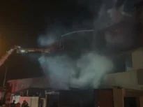 Incendiu în București. Focul a cuprins mai multe imobile, afectând o suprafață totală de aproximativ 800 mp. A fost remis mesaj RO-ALERT – FOTO, VIDEO