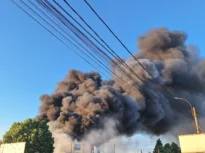 Incendiu puternic la un depozit de cauciucuri din Bragadiru. Sunt degajări foarte mari de fum, circulația pe DN 6 a fost oprită complet. Trei persoane rănite ( Foto & Video)
