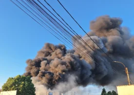 Incendiu puternic la un depozit de cauciucuri din Bragadiru. Sunt degajări foarte mari de fum, circulația pe DN 6 a fost oprită complet. Trei persoane rănite ( Foto & Video)