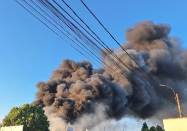 Incendiu puternic la un depozit de cauciucuri din Bragadiru. Sunt degajări foarte mari de fum, circulația pe DN 6 a fost oprită complet. Trei persoane rănite ( Foto & Video)