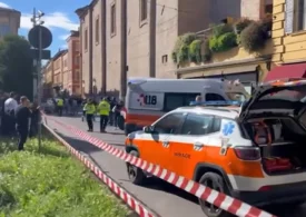 O mașină a intrat cu viteză în mulțime, în centrul orașului Modena: cel puțin 7 răniți, doi în stare gravă