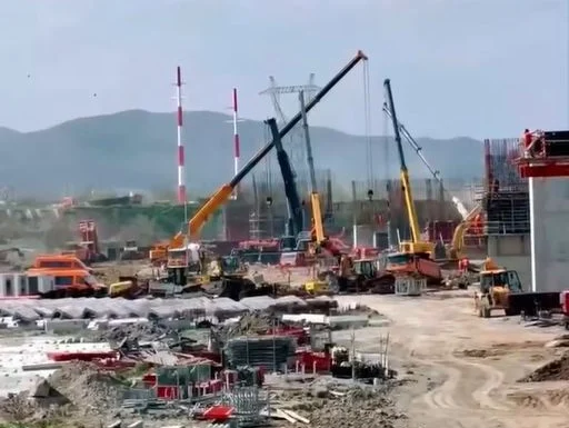 5.000 de muncitori și peste 1.000 de utilaje lucrează zi și noapte pe A7. Miza: banii europeni pentru Autostrada Moldovei