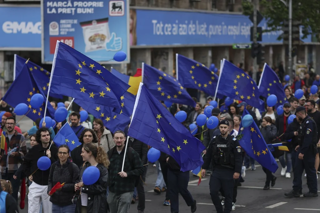 Marș pro-Europa, &icirc;n București. Nu e un protest, e o sărbătoare: Rom&acirc;nia o duce bine &icirc;n UE. Doar că noi ne-am &icirc;nvățat cu răul (Foto & Video) - Spotmedia