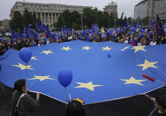 Marș pro-Europa, în București. Participanții au ajuns în Piața Victoriei (Video)