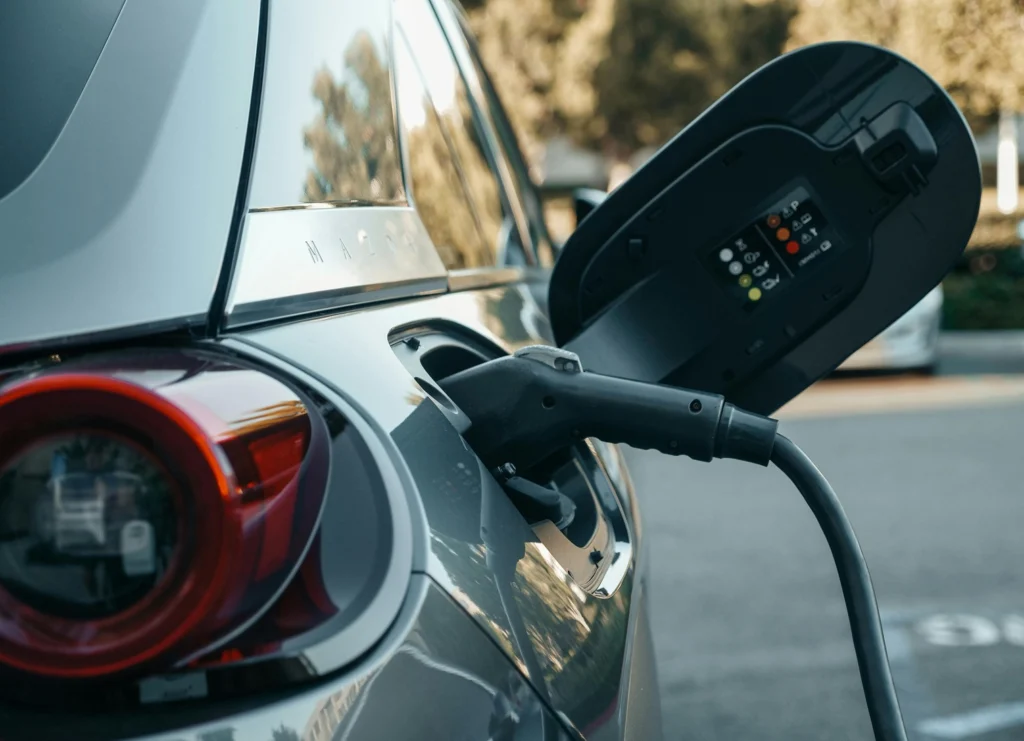 Creștere de 113% a înmatriculărilor de mașini electrice în aprilie. Cele mai populare modele în România