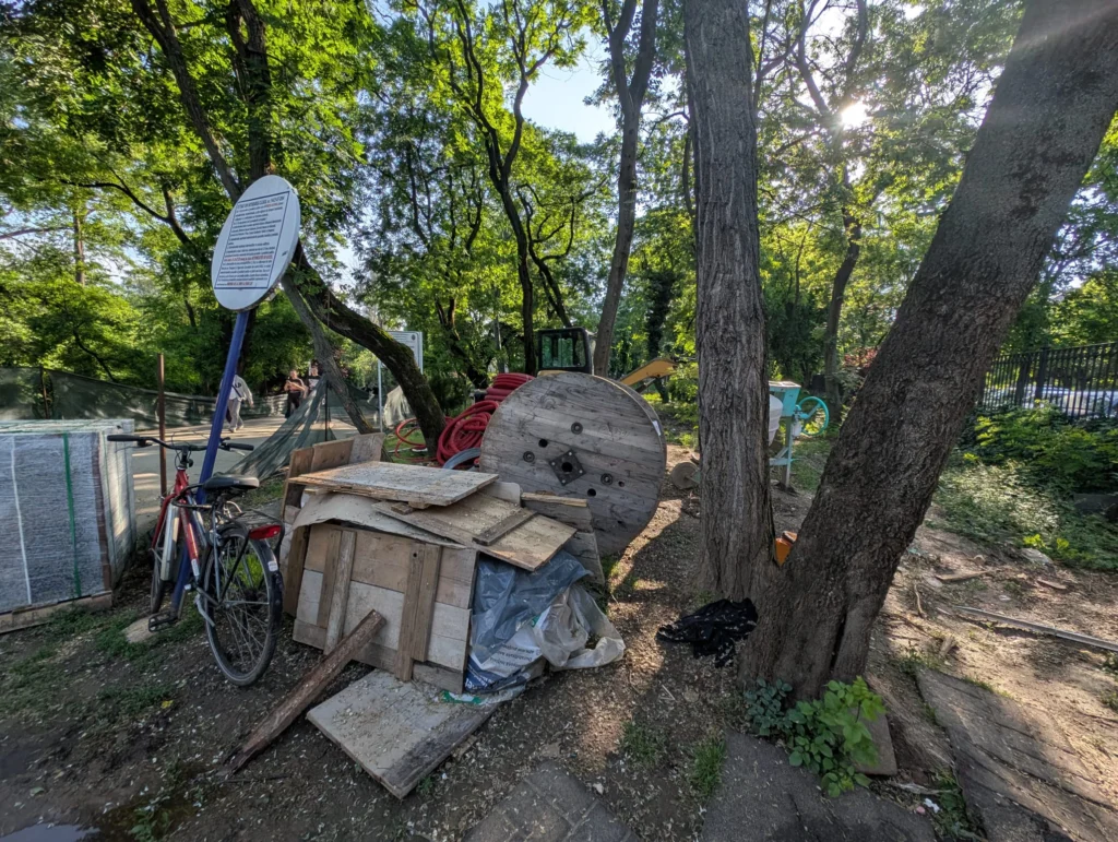 materiale aruncate de a valma in Parcul National