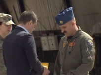Pilotul român care a doborât o dronă în Estonia, decorat de conducerea MApN