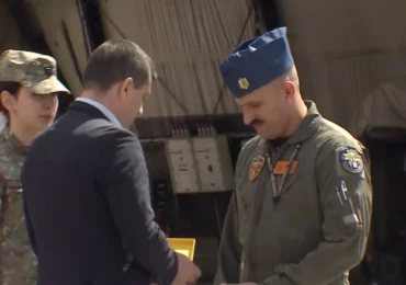 Pilotul român care a doborât o dronă în Estonia, decorat de conducerea MApN