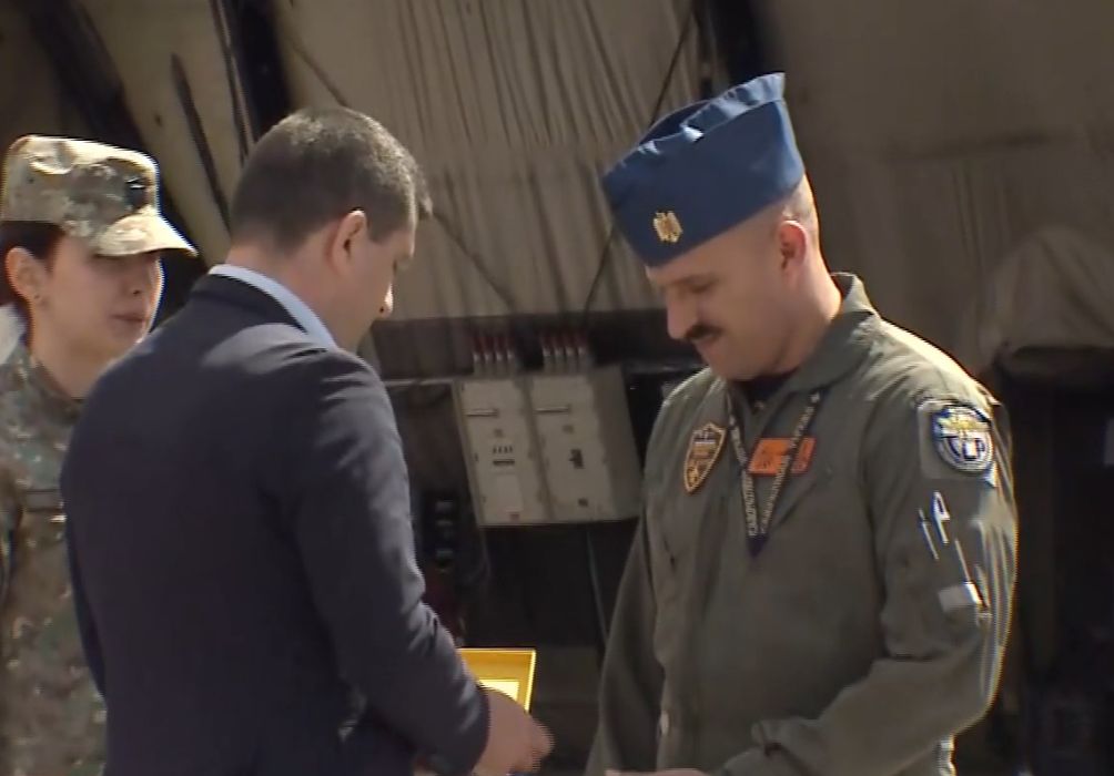 Pilotul român care a doborât o dronă în Estonia, decorat de conducerea MApN
