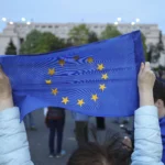 Sute de oameni în Piața Victoriei, în sprijinul lui Ilie Bolojan. Mesaj pro-european înaintea moțiunii de cenzură
