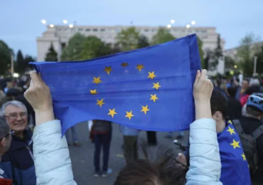 Sute de oameni în Piața Victoriei, în sprijinul lui Ilie Bolojan. Mesaj pro-european înaintea moțiunii de cenzură