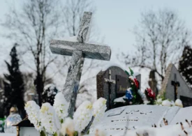 Mormântul unui bărbat din Slovacia a fost deschis pentru că rudele susțineau că aud zgomote: „Parcă bătea în sicriu”