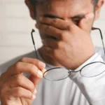 De ce recomandă oftalmologii să renunți la obiceiul de a-ți freca ochii