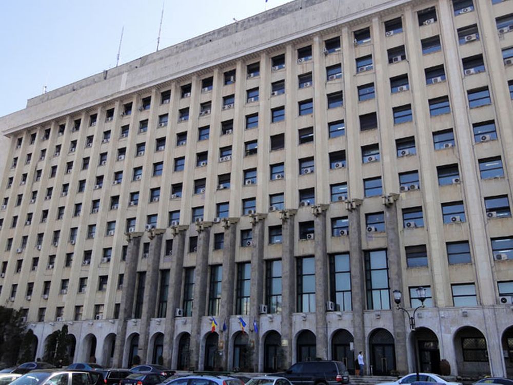Un lift s-a prăbușit în Ministerul Transporturilor. Victimele sunt duse la spital