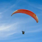 Supraviețuire miraculoasă după ce un avion a lovit o parapantă (Video)