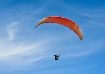Supraviețuire miraculoasă după ce un avion a lovit o parapantă (Video)