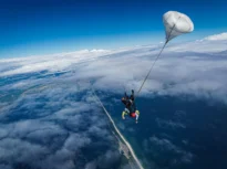Panică pe un aerodrom de lângă Craiova: Un bărbat a scăpat cu viață după ce parașuta nu i s-a deschis (Video)
