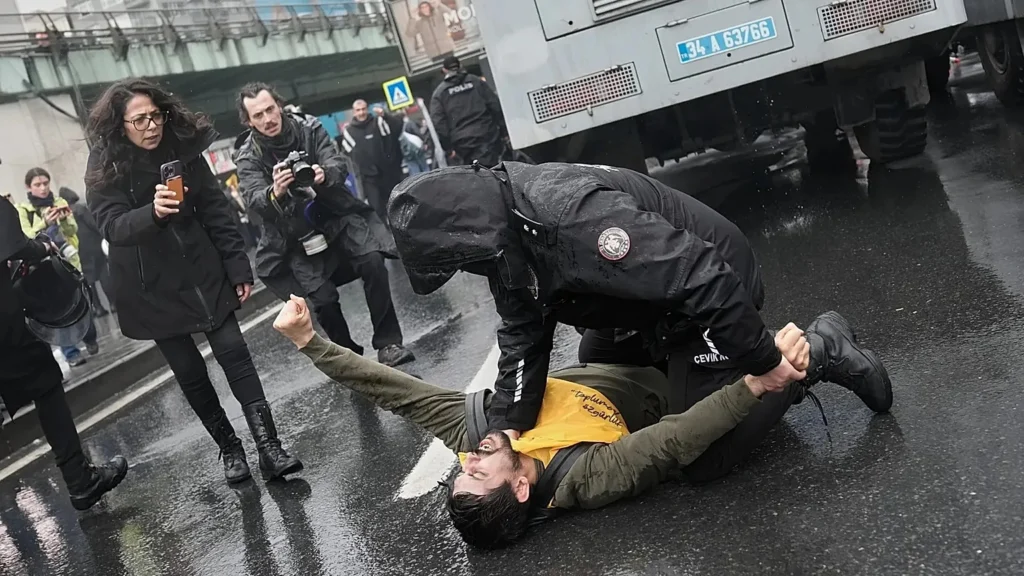 Proteste violente de 1 Mai: Gaze lacrimogene și aproape 600 de arestări în Turcia. Atacuri cu artificii și lovituri de bastoane, politician murdărit cu făină în Franța (Foto & Video)