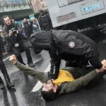 Proteste violente de 1 Mai: Gaze lacrimogene și 400 de arestări în Turcia. Atacuri cu artificii și lovituri de bastoane, politician murdărit cu făină în Franța (Foto & Video)