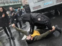 Proteste violente de 1 Mai: Gaze lacrimogene și aproape 600 de arestări în Turcia. Atacuri cu artificii și lovituri de bastoane, politician murdărit cu făină în Franța (Foto & Video)