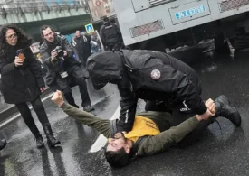 Proteste violente de 1 Mai: Gaze lacrimogene și aproape 400 de arestări în Turcia. Atacuri cu artificii și lovituri de bastoane în Franța (Foto & Video)