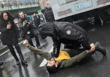 Proteste violente de 1 Mai: Gaze lacrimogene și 400 de arestări în Turcia. Atacuri cu artificii și lovituri de bastoane, politician murdărit cu făină în Franța (Foto & Video)