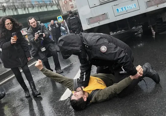 Proteste violente de 1 Mai: Gaze lacrimogene și aproape 600 de arestări în Turcia. Atacuri cu artificii și lovituri de bastoane, politician murdărit cu făină în Franța (Foto & Video)