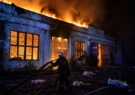 <span style="color:#990000;">Ziua 1546</span> Explozii în Rusia. Dronele ucrainene au tăiat 10% din petrolul rusesc. Trump i-a propus lui Xi o alianță cu Putin