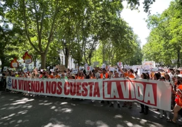 Mii de oameni au ieșit în stradă la Madrid: Locuințele ne costă viața. Reduceți chiriile (Video)