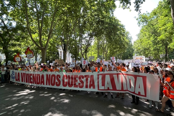 Zeci de mii de oameni au ieșit în stradă la Madrid: Locuințele ne costă viața. Reduceți chiriile (Video)