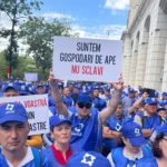 Sute de angajați de la Apele Române protestează în București