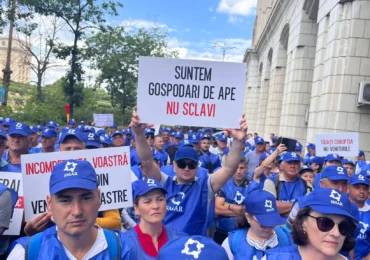 Sute de angajați de la Apele Române protestează în București
