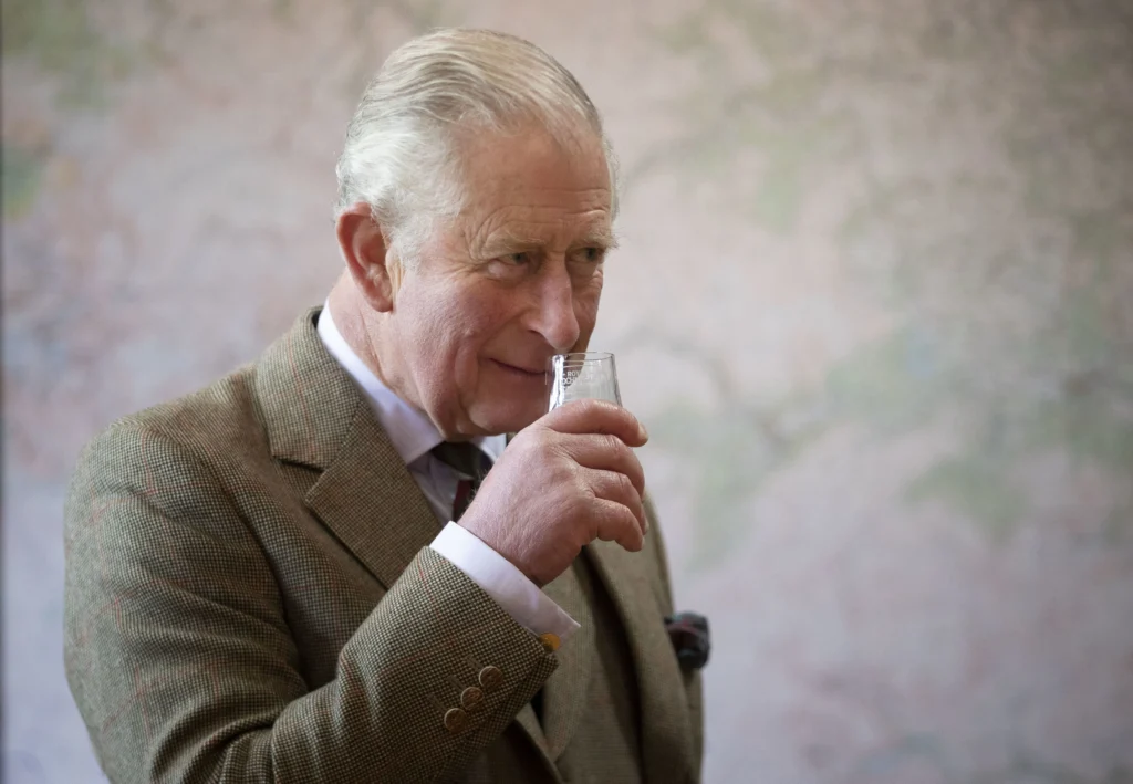 Trump „ridică paharul” în cinstea regelui Charles și elimină tarifele pentru whisky-ul scoțian