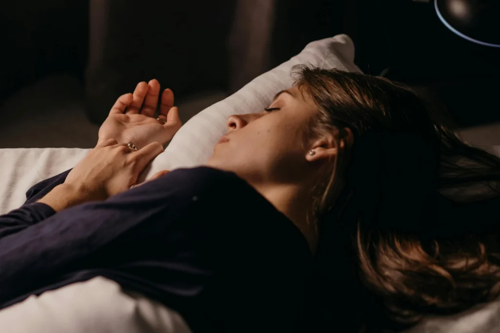 Lumina din timpul somnului ne-ar putea face rău - chiar și cea care pătrunde pe sub ușă