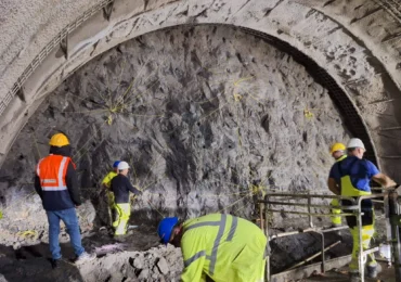 Un secretar de stat la Transporturi aduce vești bune de pe Autostrada Sibiu-Pitești: Tunelul Robești va vedea luminița după 7 luni de la debutul lucrărilor (Foto)
