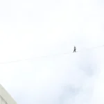 Un estonian a mers pe coardă o jumătate de kilometru, la 180 de metri înălțime, deasupra centrului Varșoviei (Video)