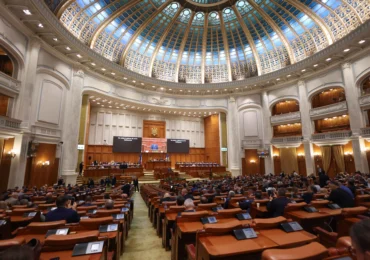 Începe sesiunea extraordinară a parlamentului pentru legile din PNRR, dar și TVA la locuințe. Marea absentă, legea salarizării